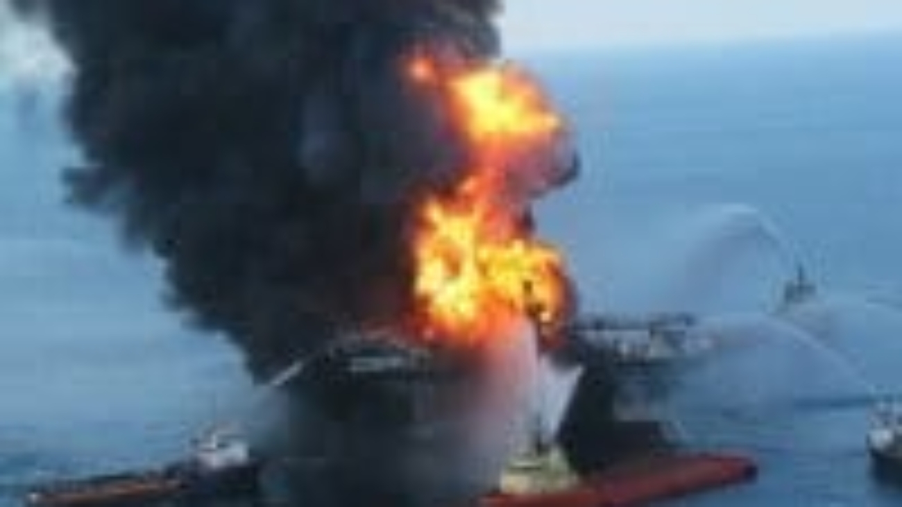 burning-oil-rig-explosion-fire-photo11